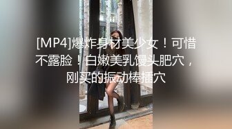 跟经理拜访完客户，结果不小心被路人浇花的水泼到 整身湿漉漉的我只能到经理家弄干身子