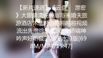 面包车的激情时刻 奸夫淫妇野外车震偷情 被露脸抓现行 吓得女人疯狂求饶 原来车震也不一定是好车啊