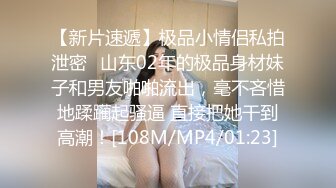 一边通过语音跟老婆文爱，一边操着身旁的妹子