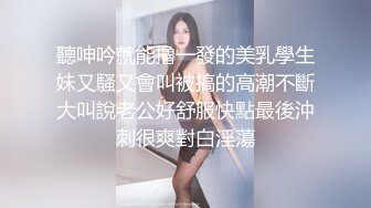 胡子哥沙发上操皮裤蜜桃臀骚女 直接撕开皮裤 拨开骚丁玩逼