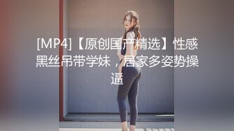 操完后老婆不尽兴把玩骚逼，水多多