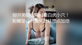 绿帽男抽着烟喝着茶在旁边看着漂亮老婆跟哥们吃鸡操逼 人家都射了废鸡吧都没有撸硬