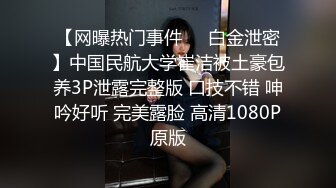 偷拍极品闷s型美女碎花裙黄高跟逛街不穿内裤