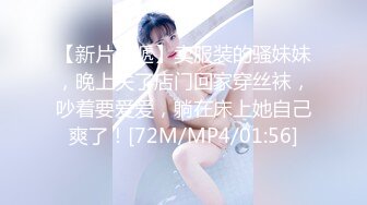 小蜜桃AMY甜美短发眼镜妹两女一男双飞，扣逼后入骑乘两个女的换着操，卫生间口交沙发骑坐