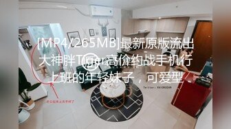 ❤️❤️奇怪妆容18嫩妹，微毛粉嫩小穴，纹身男吸奶操逼，两个好友旁边观战，趴在旁边玩嫩穴