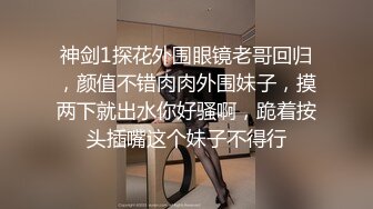 双飞 两个漂亮美女看到大肉棒 都抢着操 看这骚样 不让人精尽人亡不罢休