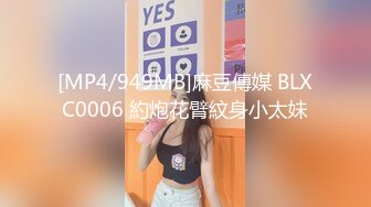 [MP4/ 435M] 幸福老哥啪啪00后嫩妹子边操旁边还有个妹子舔奶，掀开被子上位骑乘后入抽插童颜大奶