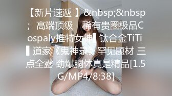 高颜轻熟女 你想干嘛你手机呢 手机在充电 身材苗条性格不错先聊聊天吃点东西补充能量 老是怕偷拍