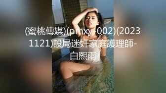 大胆坑神某商场女卫多角度TP妹子方便美女私处夹的紧紧成一条缝碰到一位骚妹子尿完不走蹲在那自慰