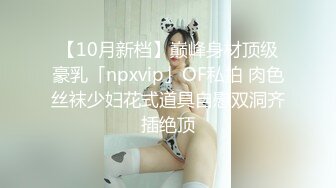 游乐场女厕全景偷窥多位半蹲着尿的美女各种美鲍轮番呈现 (3)