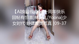 科技楼蹲守 很漂亮的红唇美女 抽着小烟玩着手机 非常的惬意