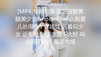 游乐场女厕偷窥破洞牛仔裤美女白嫩的大屁股和小黑鲍