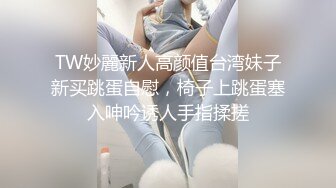 猎奇慎入有点恶心又搞笑  变态佬偷拍一位醉酒女生上公厕  本来想伸手去摸她的逼反倒被糊了一手屎