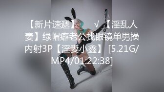 牛仔裤腰细翘臀小骚女，半脱下裤子扭动特写，掰开小穴手指扣入，抖臀揉搓阴蒂，穿上开始黑丝美臀更是诱人