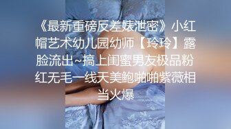 大辫子花姑娘镜头前露脸被大哥玩逼，颜值不错逼逼也很大直接让大哥用手淘玩拳交，雪花啤酒塞入骚穴抽插呻吟