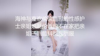 女孩一边用舌头舔乳头，一边摩擦坚硬的阴茎