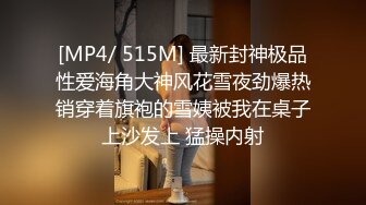 我在插女友，她的妹妹居然在偷偷的拍我们