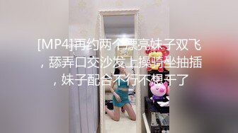 偷拍公司白裤子美女职员没想到是一只大黑鲍