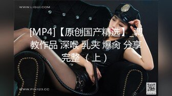 顶级粉嫩肥鲍美女小看似乖巧其实很骚，伸出舌头自摸贫乳，两根振动棒双管齐下，骑乘打桩被炮友操的啊啊叫