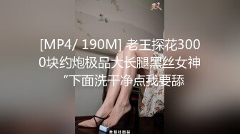 手机拍摄女友洗澡让她转过脸来问她装什么逼