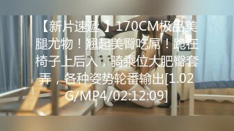 最新商城厕所偷窥跟男友玩的黑衣妹子嘘嘘