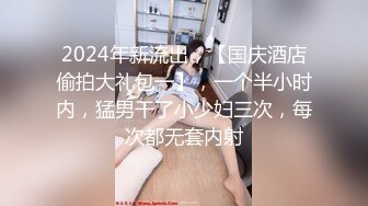 美女如云的韩国女厕偷拍人品不错的羽绒服美眉尿完仔细的擦拭厕板