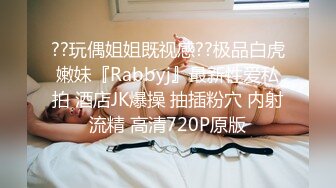 [MP4/ 780M] 粉嫩嫩小美女看的心痒痒受不了 扛着笔直美腿压上去啪啪 猛力撞击抽送