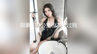 商场女厕小手电偷拍牛仔短裤美女 干净肥美的嫩鲍鱼