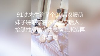 《极品CP??魔手?外购》正版4K近在咫尺商场隔板缝极限偸拍女厕各种小姐姐方便~逼脸同框~韵味少妇私处很顶