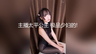 歌厅探花陈先生KTV唱歌啪啪，牛仔短裤龅牙妹子，手伸进衣服摸摸奶子，撩起衣服吸奶舔逼沙发上猛操