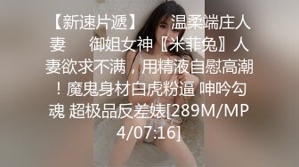 性感美女穿着睡衣吃泡面不小心走光露点