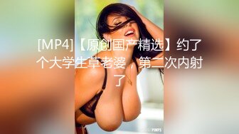 商场女厕全景偷拍12位年轻的小妹 (8)