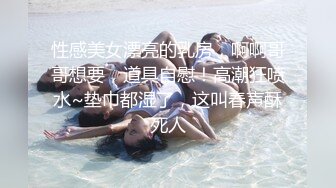 -拉行李箱游客被小骚逼带到路边停车位旁草逼被人拍下