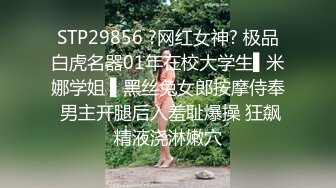 良家小少妇露脸宾馆一个人陪狼友撩骚，一再满足狼友的无理要求，看了奶子看逼逼还要自慰，裸身面对窗外刺激