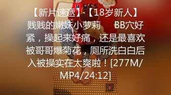 酒店和小18岁女友开房，电视放着【七龙珠】在床上却摸着女友的奶子 帮着发育奶子！