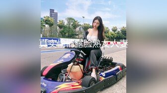 04年小美女楼道，中午和小男友营生，超短裙、不内裤，摸着骚逼露出，惊险刺激 ！