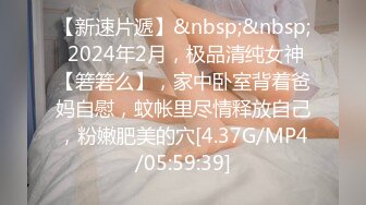 美妞看样子是刚刚运动完也给小穴运动一下