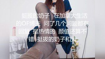 清纯眼镜小少妇姐姐，生完baby就急着自拍挤奶 揉摸粉粉的乳头，搞得小穴湿了，又轻轻拿手去摸阴唇，很骚想要啦！