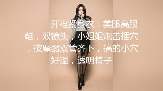 无良女技师在给女顾客做服务的时候开直播偷拍精油推奶子，上厕所功夫露脸漏自己的奶子尿尿给狼友看跳弹塞逼