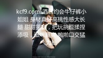 YC商场抄底腿细臀肥一脸骚气西装裙美妞 紫内夹腚沟左侧还漏毛