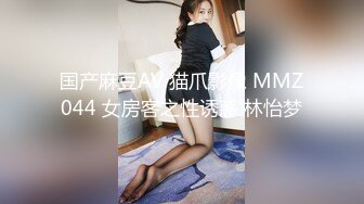 高颜值美丽少妇微微舔着粗黑的大屌被道具玩着骚逼，主动上位无套抽插流出好多白浆，被按着骚逼猛草射肚子上!