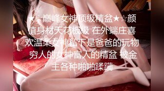 甜美少女，外表呆萌卡哇伊，被炮友摸穴，表情很享受，多毛嫩穴，翘起屁股后入，操的嗯嗯呻吟