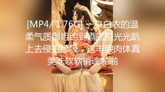 《魔手外购极品厕拍》商业城女厕偸拍多位少女少妇熟女方便，后位先拍脸再拍大白屁股，微胖小妹尿量惊人看得出来憋好久了 (11)