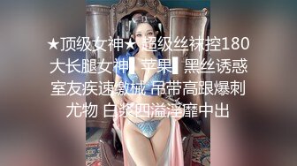 美女在厕所拿出化妆镜掰开小逼检查白带