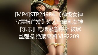 【OnlyFans】逃亡JJ爱KK，狂干群P，大型淫乱场面，两人真实夫妻，女的身材超级棒，群p的场面太过震撼 53